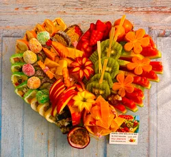 מגש פירות וסושי LOVE