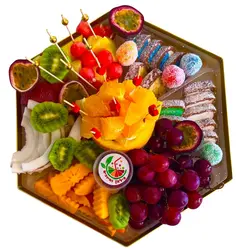 מגש משושה משולב פירות וסושי