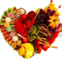 מגש פירות וסושי פירות ושוקולד LOVE